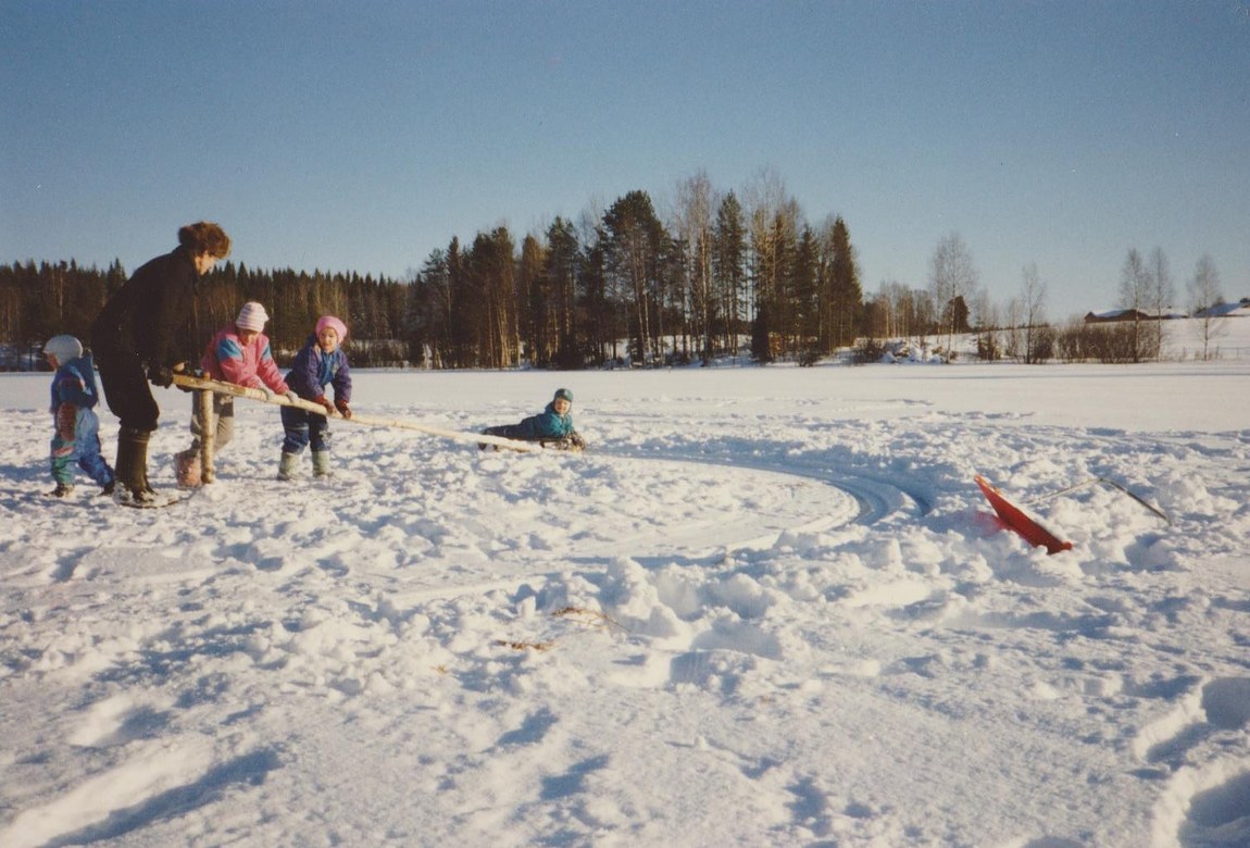 Kuvassa villikelkka Pirttijärven jäällä 90-luvulla